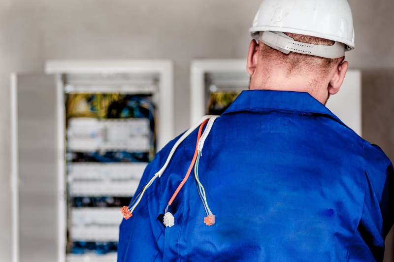 electricite-ST RAPHAEL-min_electrician-1080586